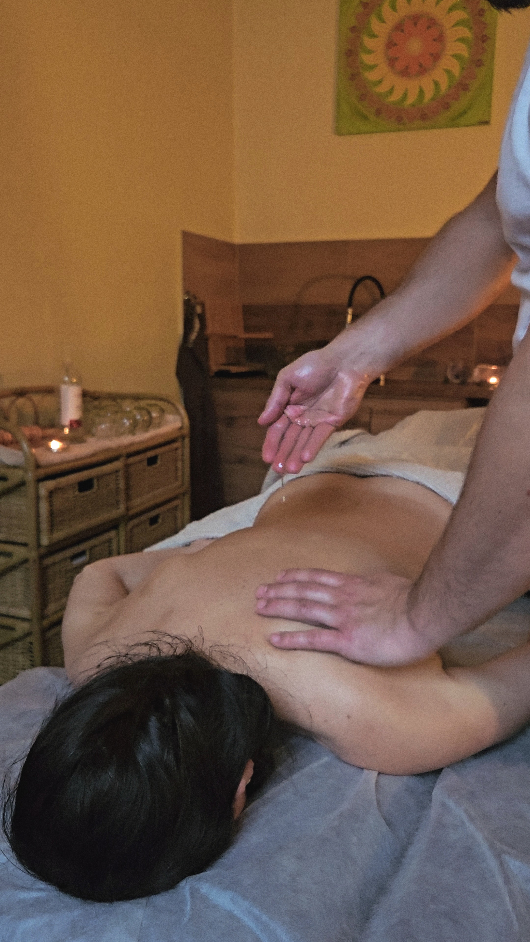 Celotelová relaxačná masáž s horúcim olejom - Masážny salón HARMONY Podbrezová